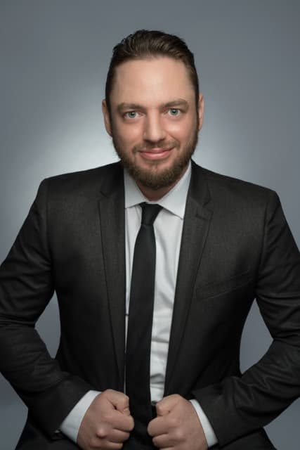 Dr. Gustav Reinehr em atendimento